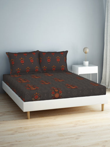 https://cdn.shopify.com/s/files/1/1857/6931/products/a6fb0be9-cc18-4a3f-8c14-92d8c7db05c41698474367905-SPACES-Aurum-Grey-Ethnic-Motifs-Pure-Cotton-140-TC-Queen-Bed-1.jpg?v=1703241846